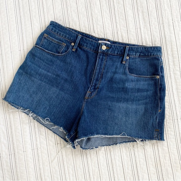 Good American Cut Off Shorts in Dark Blue Denim Stretch size 15 - Picture 4 of 11